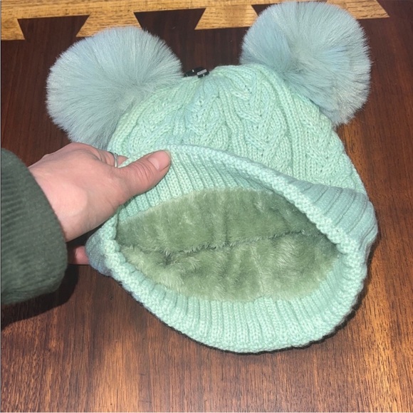 UGG Women’s Winter Hat - Picture 4 of 5